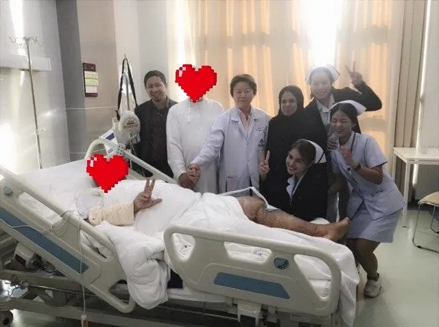 مريض مع ذويه والفريق الطبي في غرفة التنويم