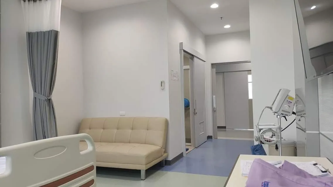 مساحة جلوس مريحة داخل غرفة التنويم