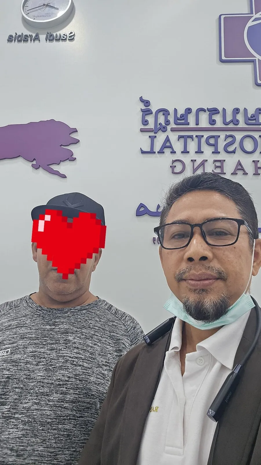 مستشار العلاقات الدولية مع أحد المرضى أمام المستشفى